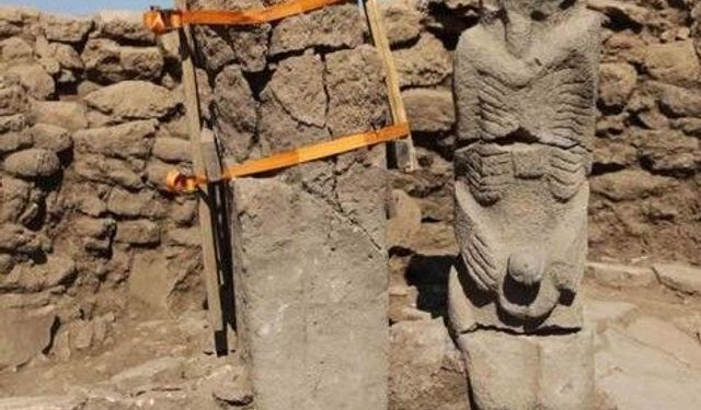 Karahantepe'de 11 bin yıllık heykel gün yüzüne çıkarıldı
