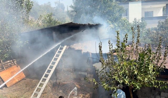 Ahırda çıkan yangın yapıyı kullanılmaz hale getirdi
