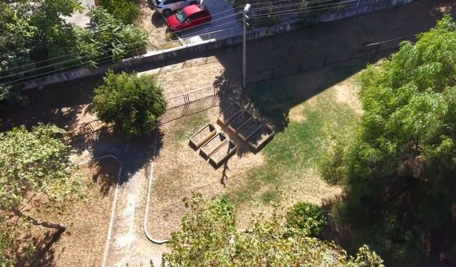 Parkın ortasında mezar taşı