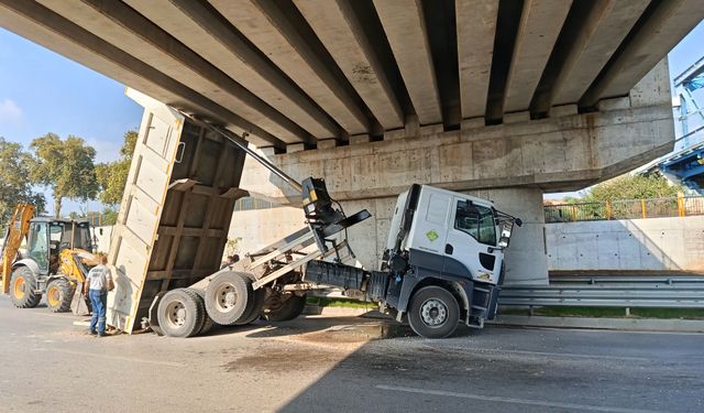 Adana’da ASKİ Kamyonu Köprüye Sıkıştı! Tren Yolu Güzergahında Korkutan Kaza