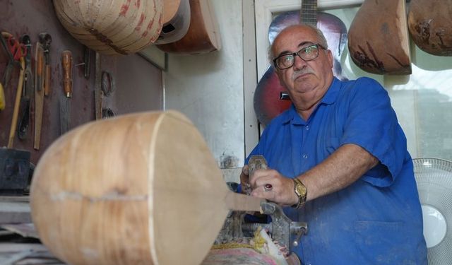 Ömrünü saz yapımına verdi, bağlama çalmayı öğrenemedi