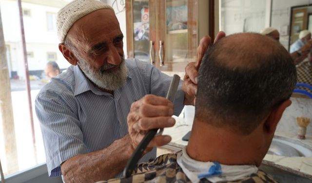 Çocuk yaşta eline aldı, 65 yıldır makasını bırakmadı