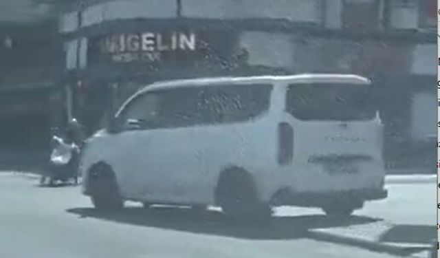 Gaziantep’te kaldırımdan yola inen sürücü ‘pes’ dedirtti