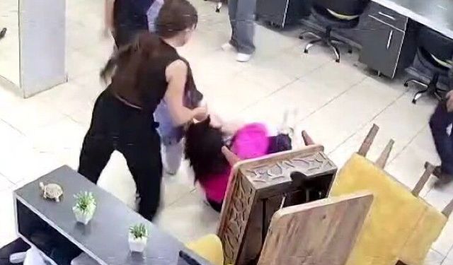 Saç kesimini beğenmedi akrabaları kuaförü darp etti