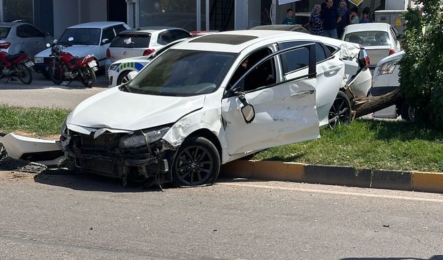 Gaziantep’te feci kaza: İki araç birbirine girdi
