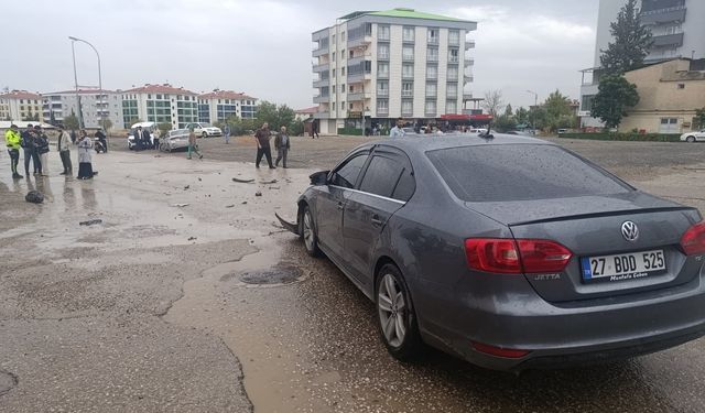 Gaziantep’te iki otomobil kavşakta birbirine girdi