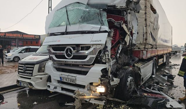 Gaziantep’te tırın çarpması zincirleme kazaya neden oldu