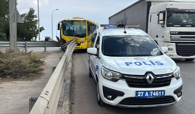 Gaziantep’te kontrolden çıkan halk otobüsü bariyerlere çarptı
