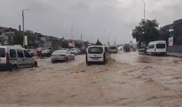 Gaziantep’te sağanak yağış trafiği olumsuz etkiledi
