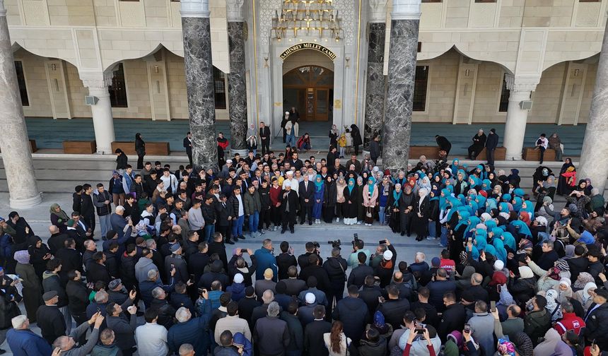 Şahinbey Belediyesi 177 Öğrenciyi Umreye Uğurladı