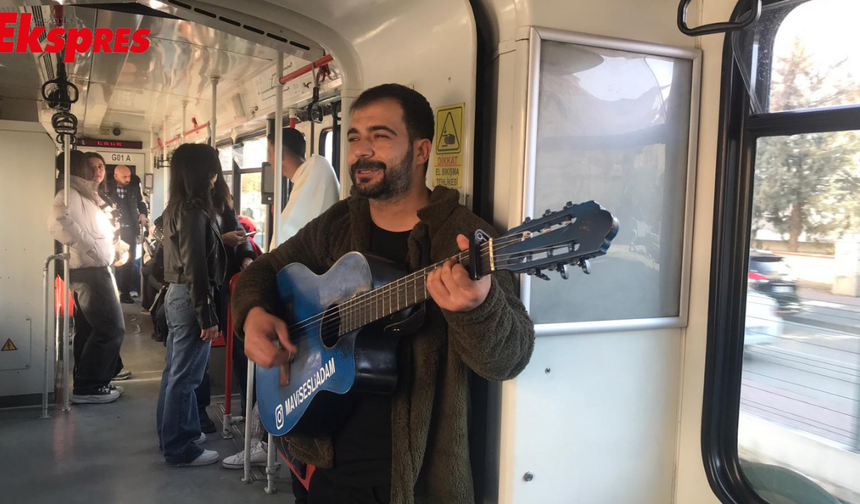 Gaziantep Tramvayında Gitar Çalan Genç, Yolculara Neşeli Anlar Yaşattı