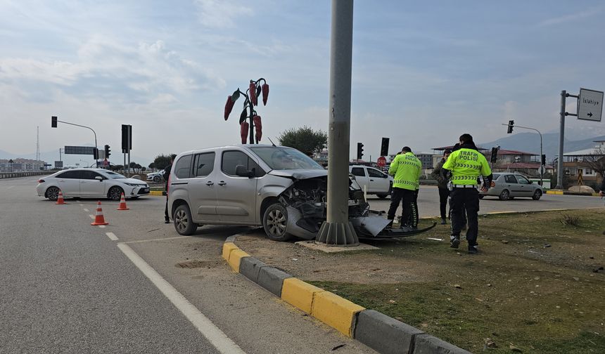 Gaziantep'te otomobil ile hafif ticari araç çarpıştı