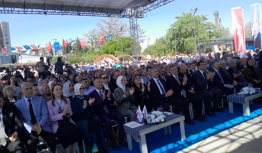 Mecliste yok, festivalde var