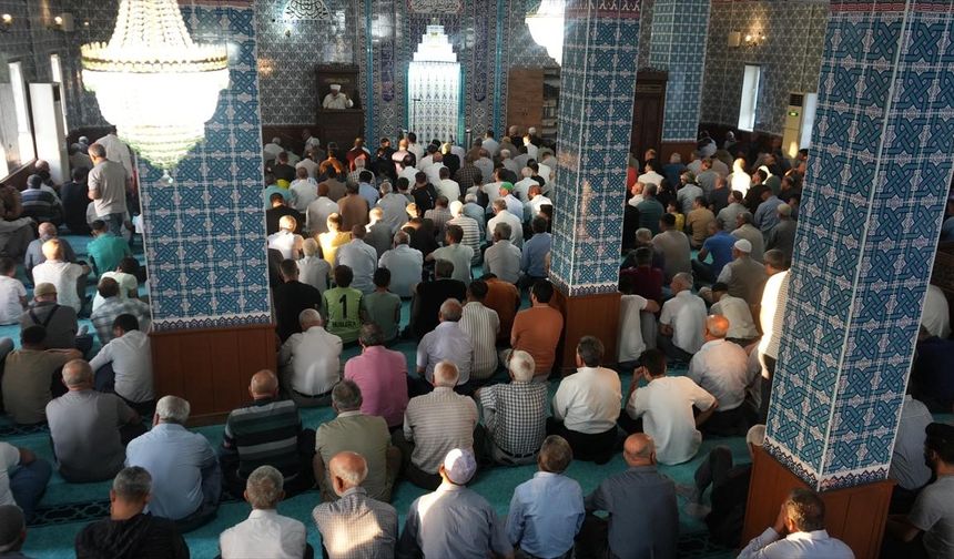 Gaziantepliler camilerde bayramlaştı