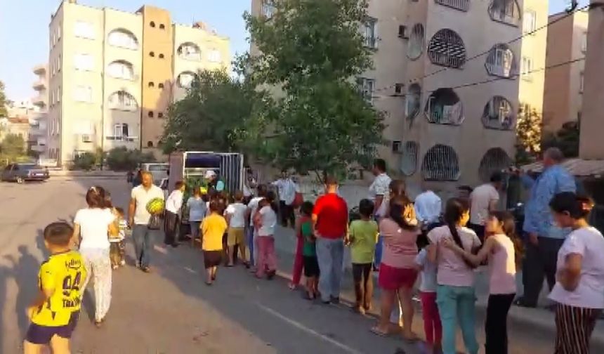 7 ton karpuzu 10 dakikada dağıttı