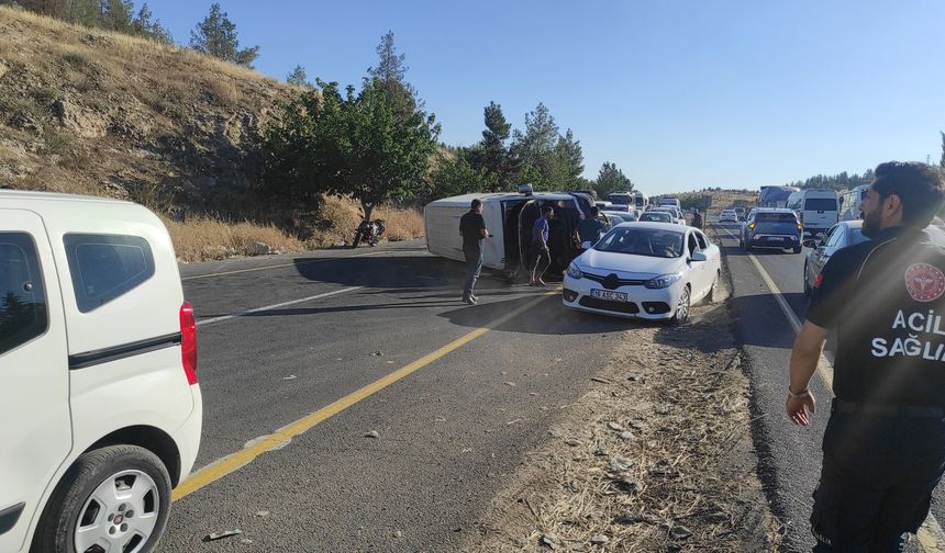 İşçi servisi ile otomobil çarpıştı: 12 yaralı