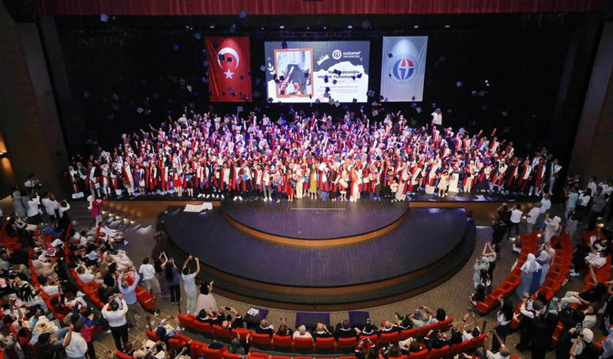 Naci Topçuoğlu Meslek Yüksekokulu mezunlarını uğurladı