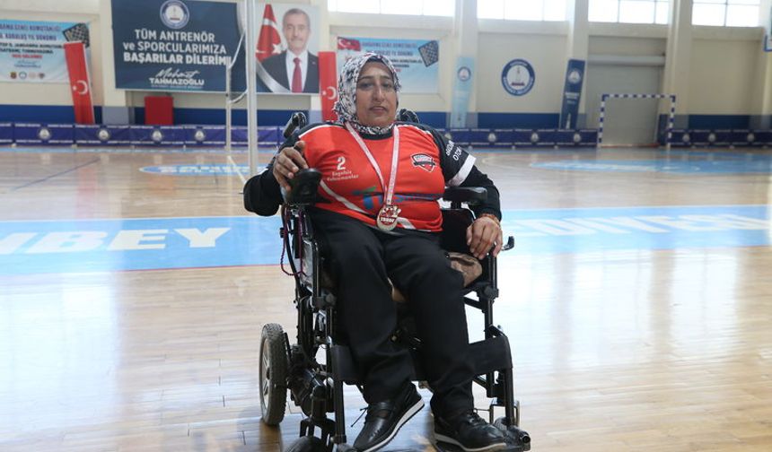 Engelli kadın, boccia ile yaşama tutundu