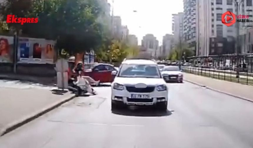 Otomobil ani manevra yaptı: Motosikletli kurye yola savruldu