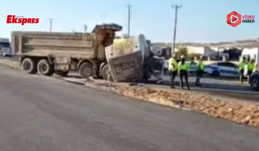 Gaziantep'te feci kaza: Tır ile kamyon kafa kafaya çarpıştı