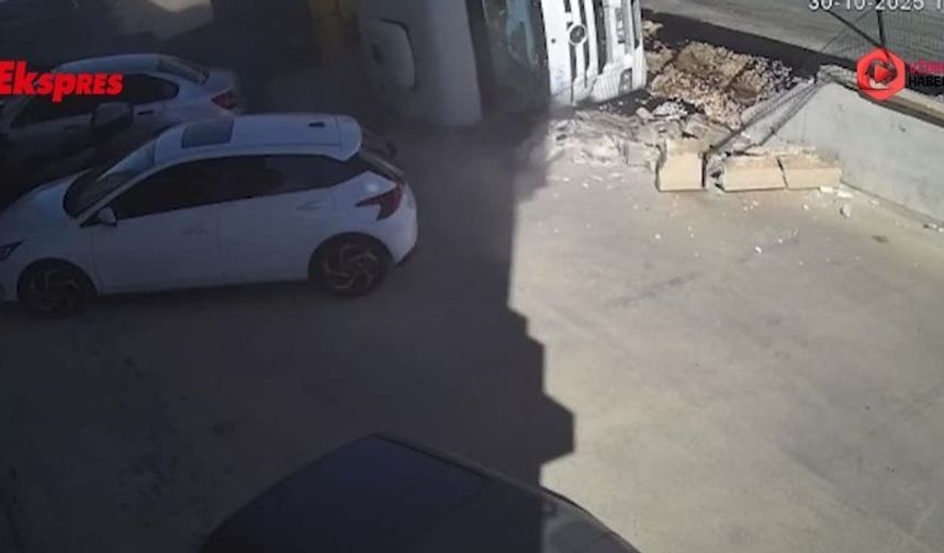 Gaziantep'te park halindeki tır fabrika duvarına devrildi