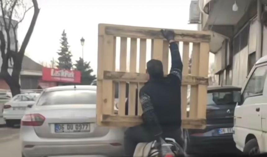 Motosiklette paletle tehlikeli yolculuk