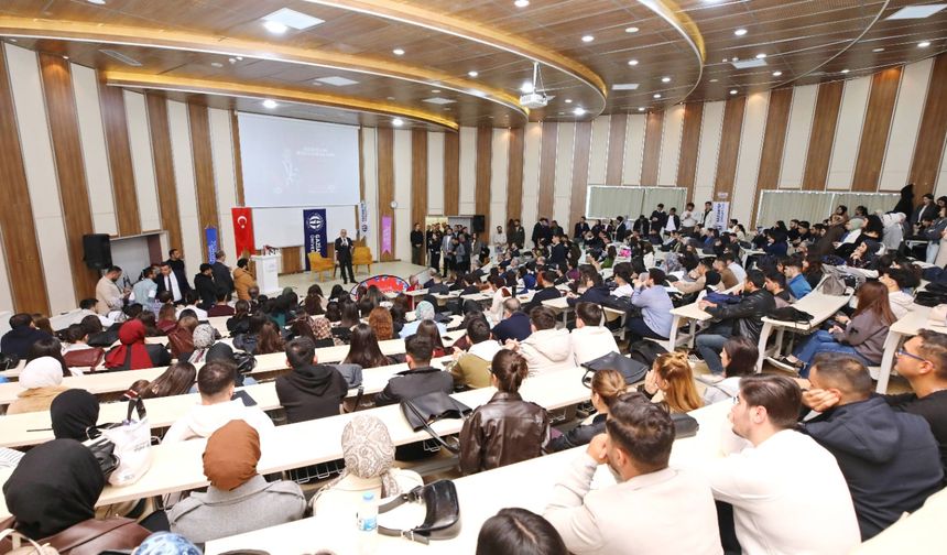 Fatma Şahin üniversiteli gençlerle buluştu