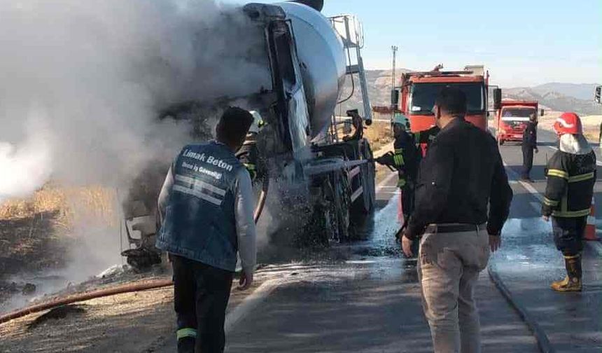 Seyir halindeki beton mikser alev aldı