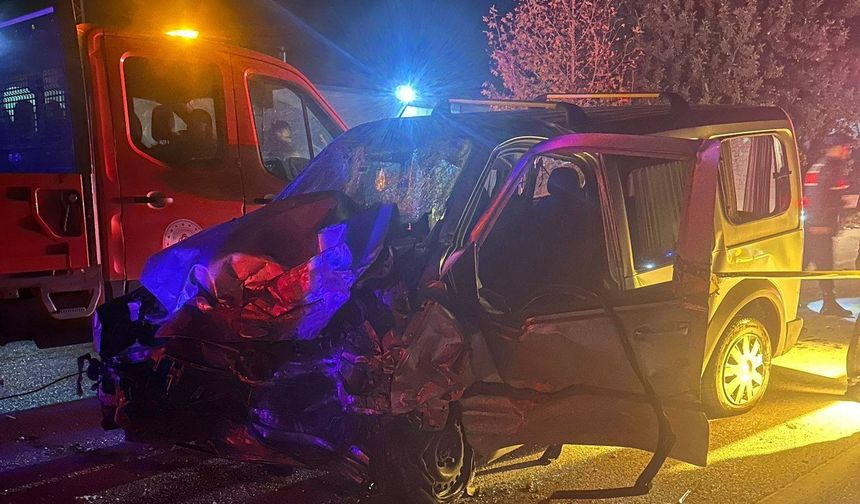 Otomobil ile hafif ticari araç çarpıştı: Ölü ve yaralılar  var...