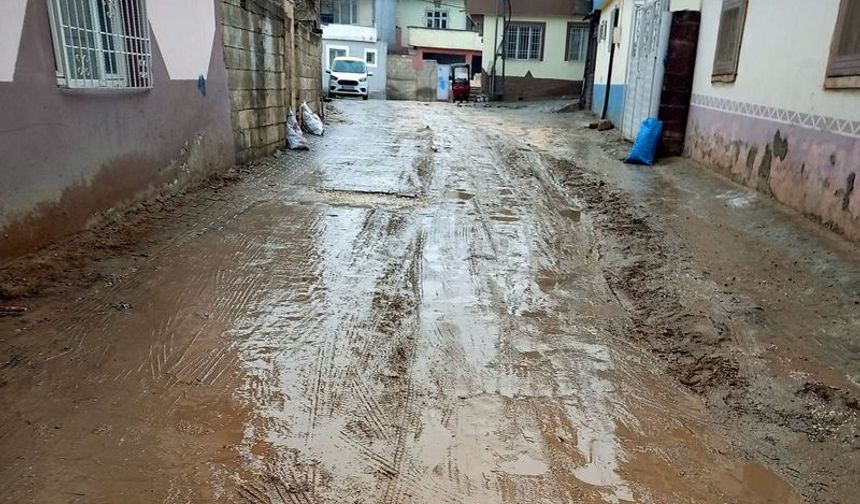 Araban'da yağış sonrası sokaklar çamura döndü