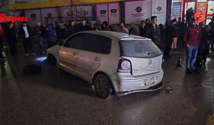 Yağış sonrası yol çöktü: Otomobilin motoru savruldu