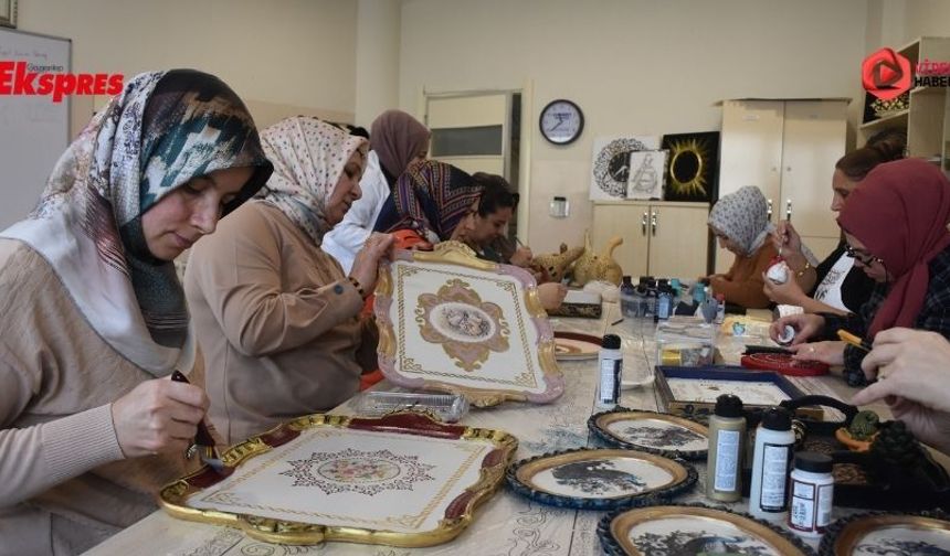 Gaziantep'te kadınlar atığı sanata dönüştürüyor