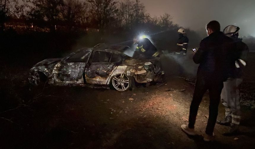 Şarampole uçan otomobil alev aldı