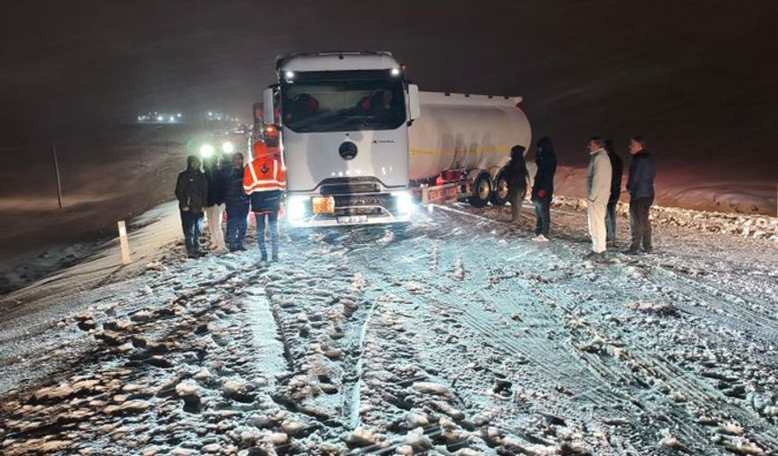 Vali Çeber açıkladı; yol trafiğe kapandı