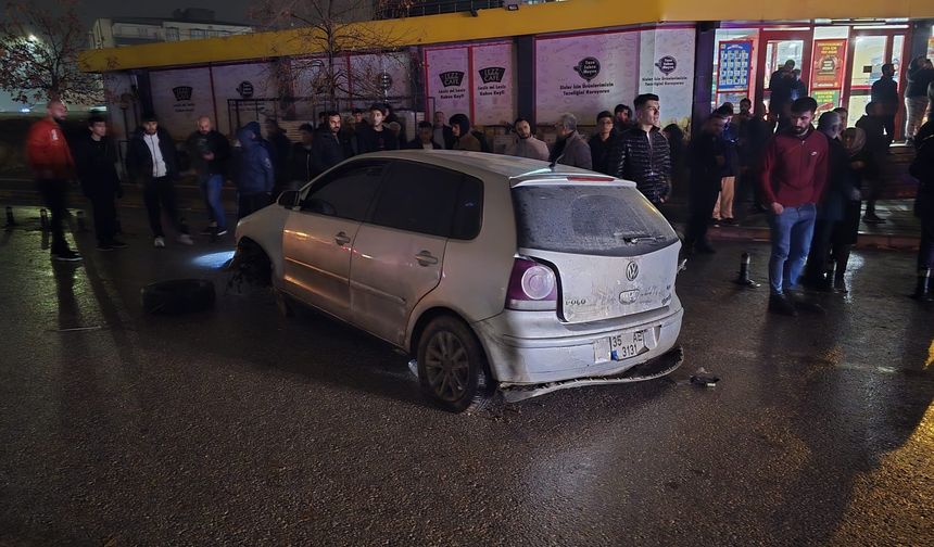 Yağış sonrası yol çöktü: Otomobilin motoru savruldu