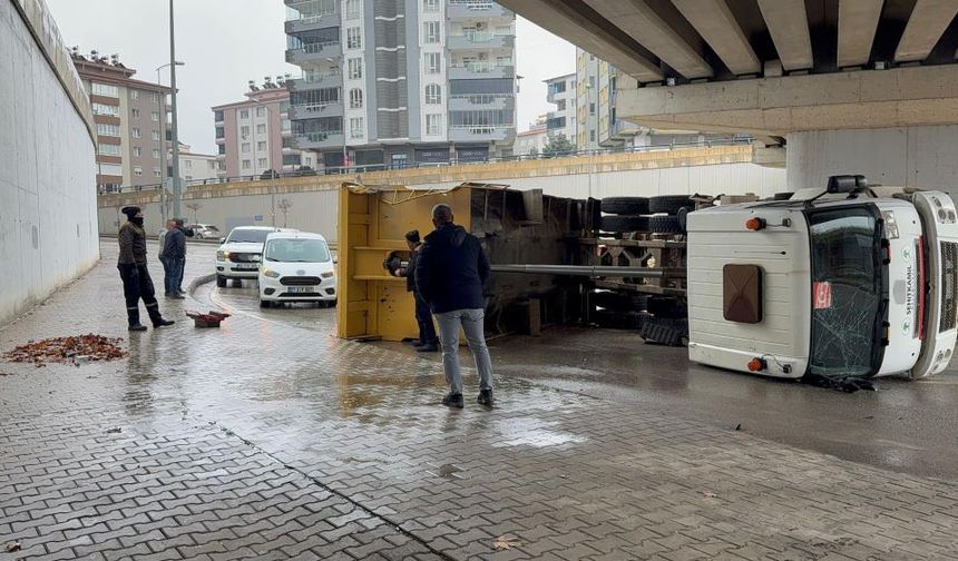 Gaziantep’te kamyon köprüye çarpıp yan yattı