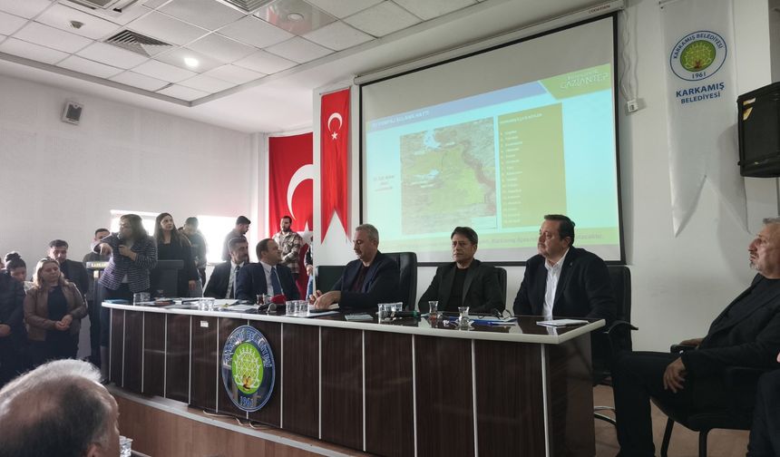 AK Parti heyeti Karkamış’ta muhtarlarla buluştu