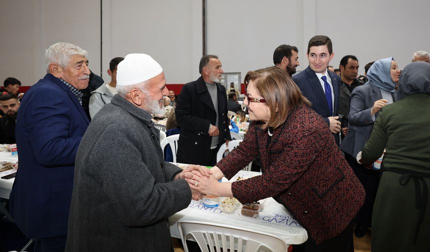 Fatma Şahin iftarda vatandaşlarla bir araya geldi