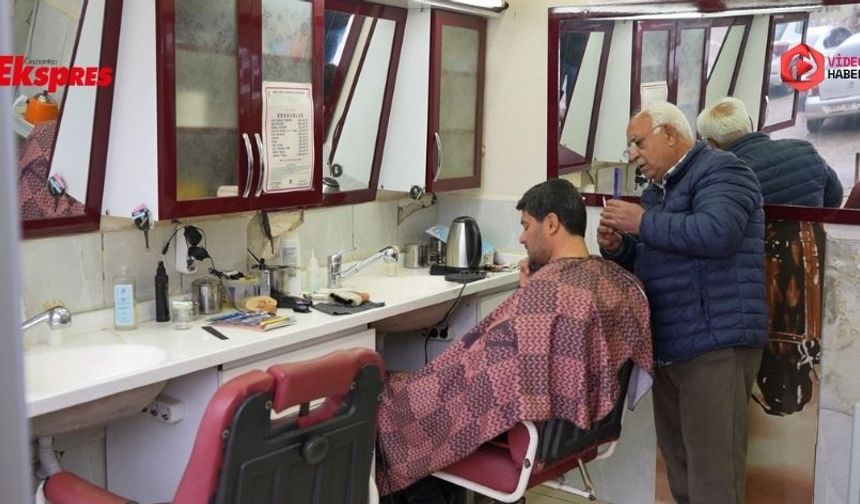 Depremin izleri arasında mesleğini sürdürüyor