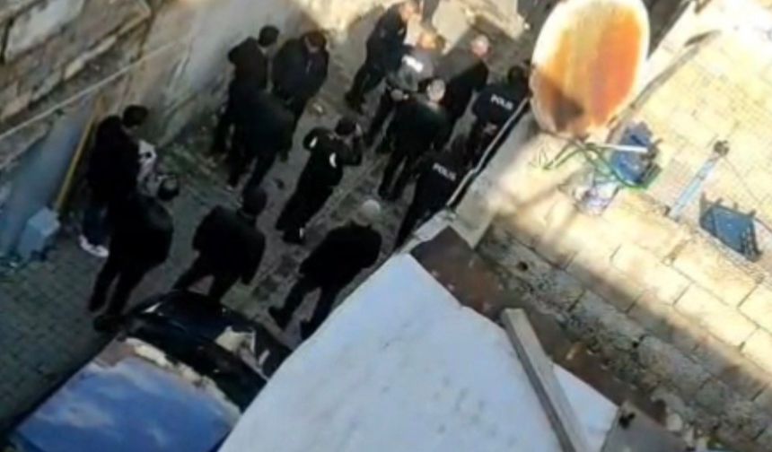 Eve giren şahıslar kadınlara saldırdı