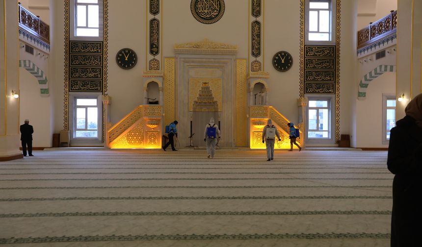 Gaziantep’te camiler Ramazan’a gül suyuyla hazırlandı