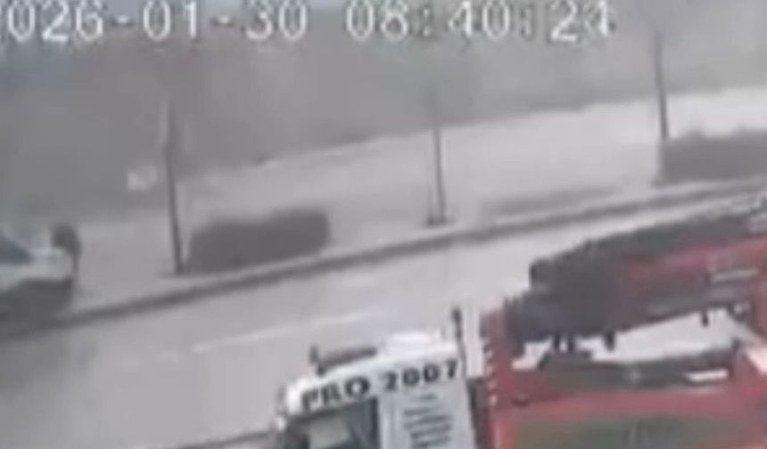 Gaziantep’te korku dolu anlar: Kontrolden çıkan servis refüje çıktı