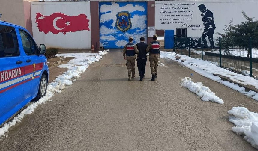 Aranan hükümlüler jandarmadan kaçamadı