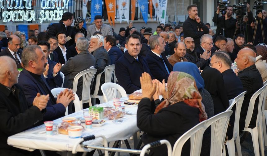 Murat Kurum Nurdağı'nda depremzedelerle buluştu