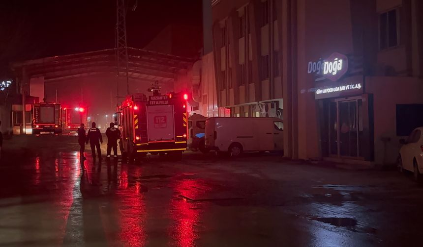 OSB'de korkutan yangın: Makarna fabrikası alevlere teslim oldu