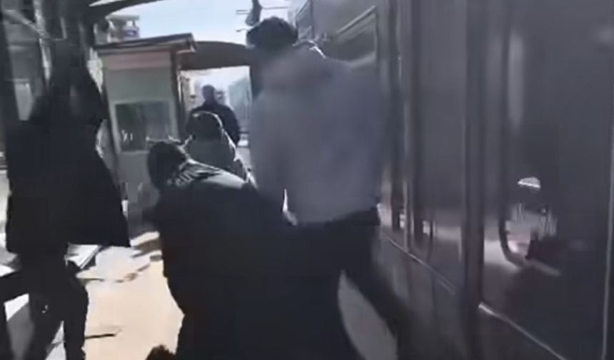 Tramvay durağında çocuğa saldırı