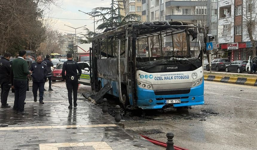 Seyir halindeki otobüs alev aldı