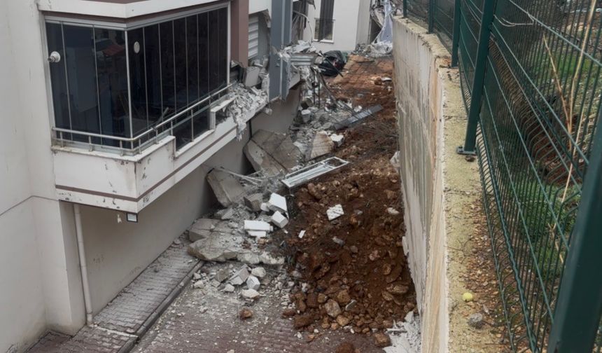Gaziantep’te sitenin istinat duvarı çöktü: 4 blok boşaltıldı