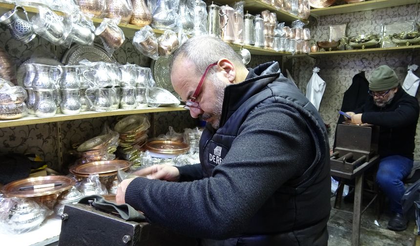 Yarım asırdır birlikte bakır işliyorlar