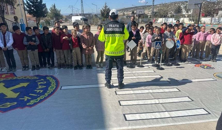 Gaziantep’te 76 öğrenciye jandarmadan trafik eğitimi